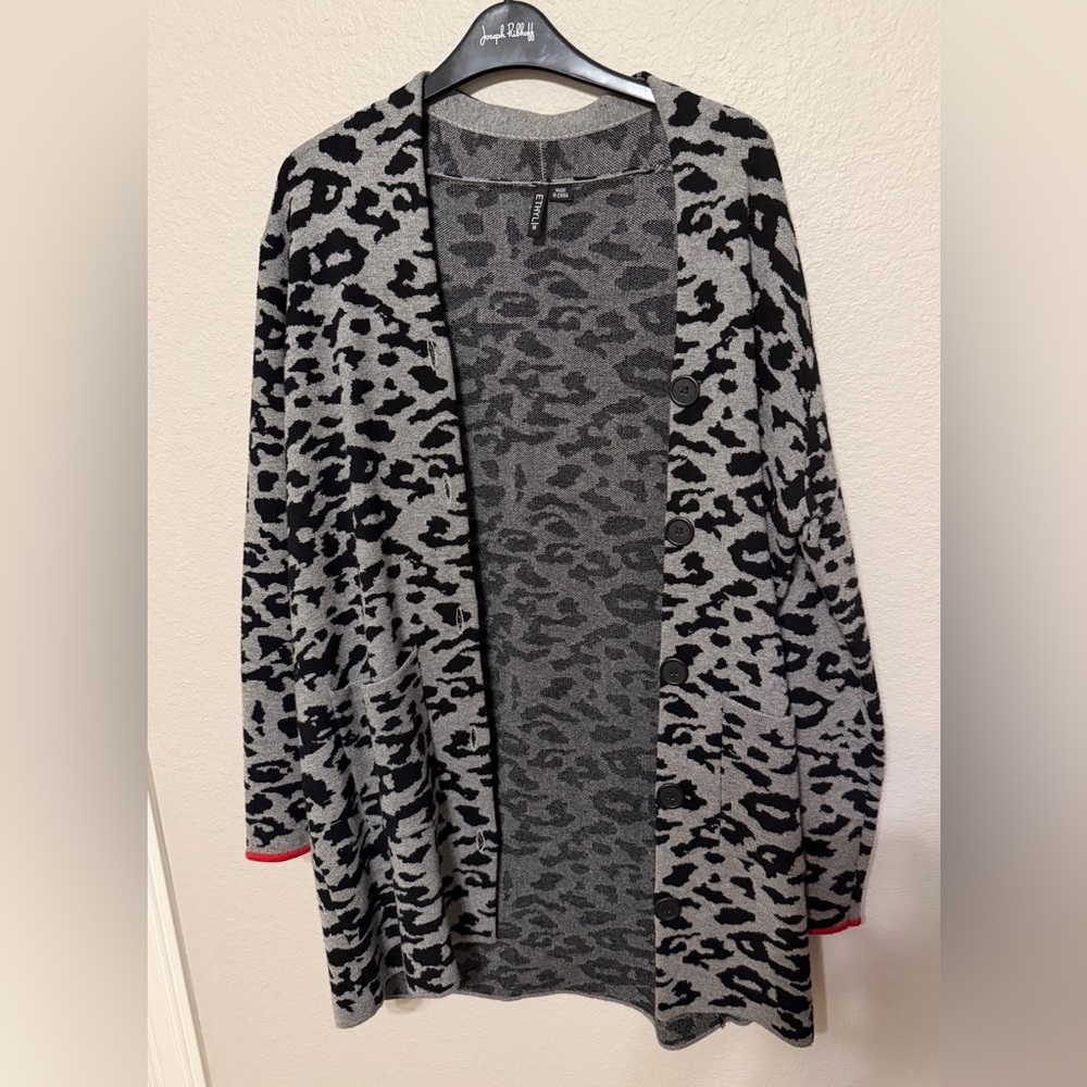 Chic Leopard Pattern Cardigan - image 1